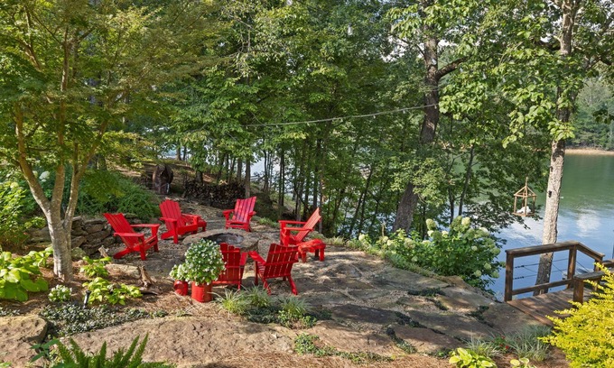 Houston Maison | Lakefront home on Brushy Creek w/ easy water access. Pet friendly!