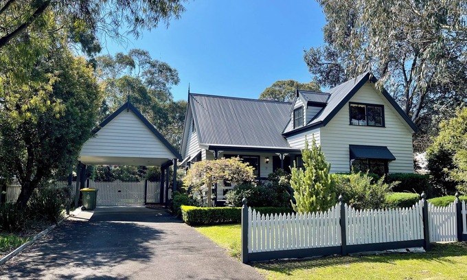 Silverleaves Maison | Comfortable large family home, pet friendly, short stroll to beach