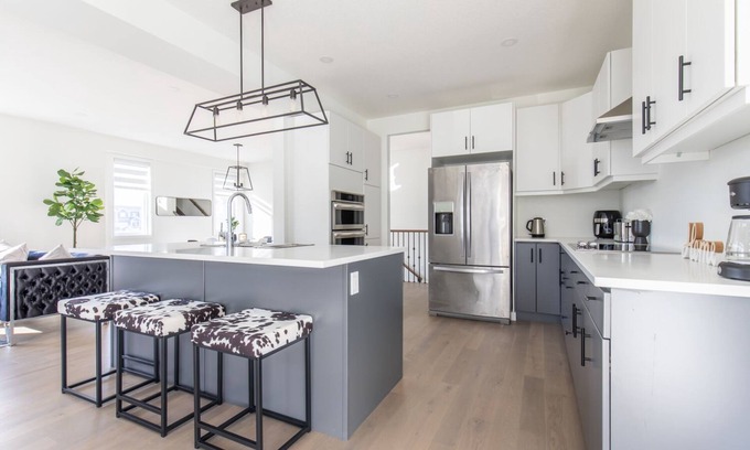 London Maison | Comfortable Lux | Sleeps 10 | PingPong, Cozy Family Movie Room