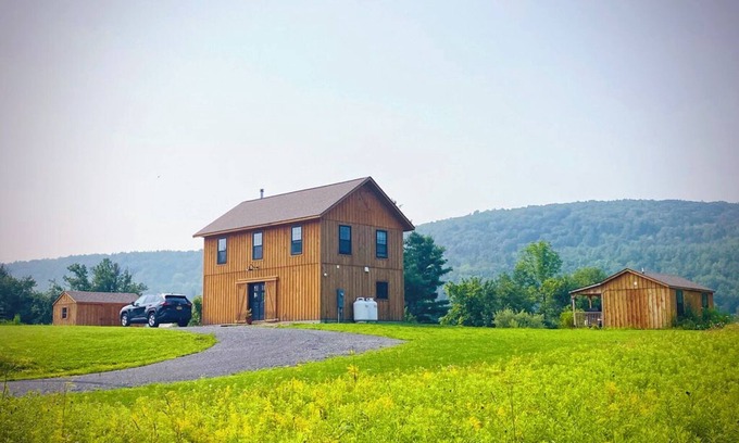 Gallupville Maison | Comfortable Modern Barn House in Peaceful Setting