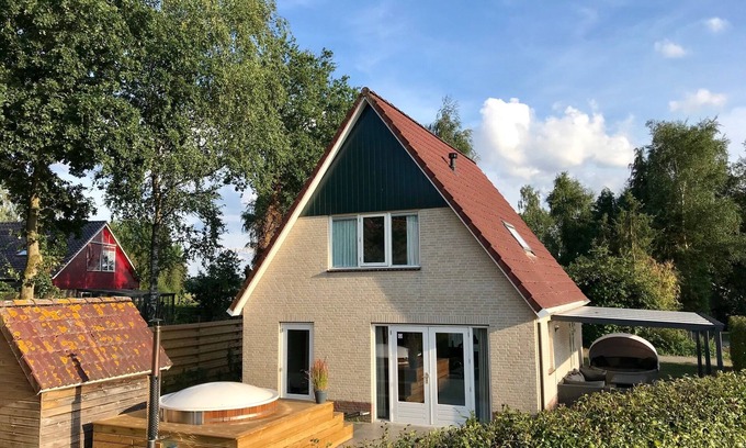 Schoonloo Maison | Comfortable, modern country house with hot tub in Drenthe
