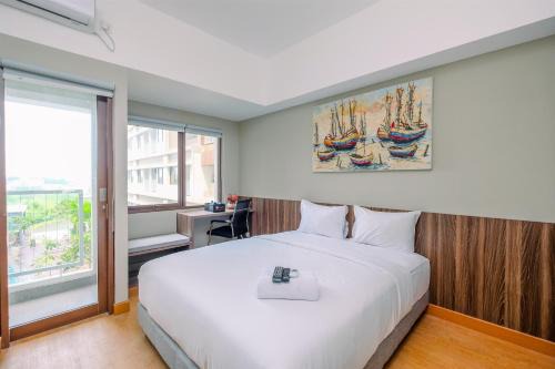 Duren Sawit Appartement | Comfortable Pool View Studio Room at Gateway Park LRT City Jatibening Apartment By Travelio