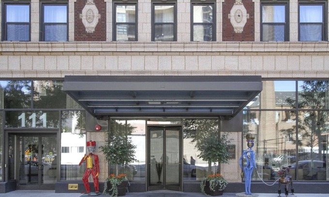 Near North Side Hôtel | Comfortable Queen Stay w/ Earth Tone Furniture! Pet Friendly Near 360 Chicago!