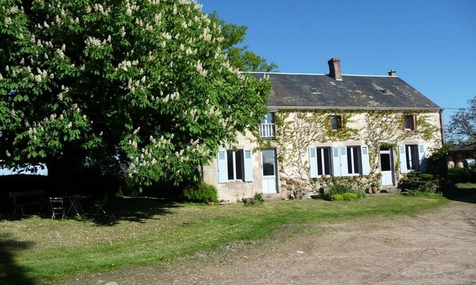 Montchevrier Lit Et Petit-Déjeuner | Chambres confortables et jardin ombragé dans une ferme du XIXème siècle près de Châteauroux