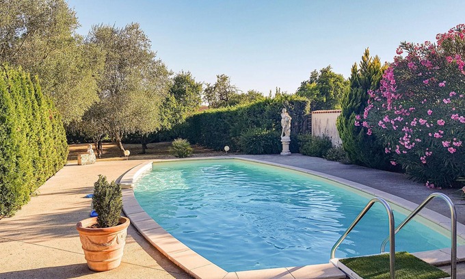 Chervettes Appartement | Comfortable studio with private pool for activities in the area.