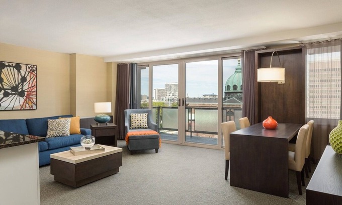 Center City Hôtel | Comfortable Suite Near Liberty Bell, Pets Stay Free, with Swimming Pool