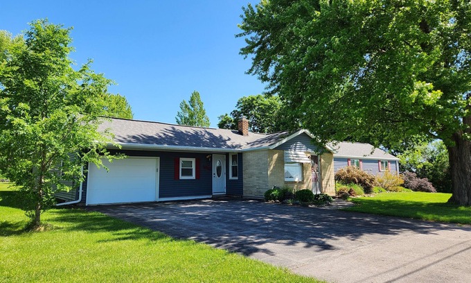 Butte Des Morts Maison | Comfortable whole house rental, convenient to so many Oshkosh events!
