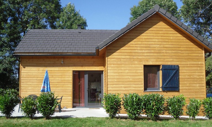 Le Vigean Chalet De Ski | GITE CHALET BOIS TOUT CONFORT AVEC SPA PRIVATIF A MAURIAC A PROXIMITE DE SALERS