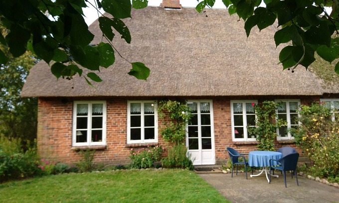 Wobbenbull Maison | Appartement agréablement meublé dans maison à toit de chaume et grand jardin
