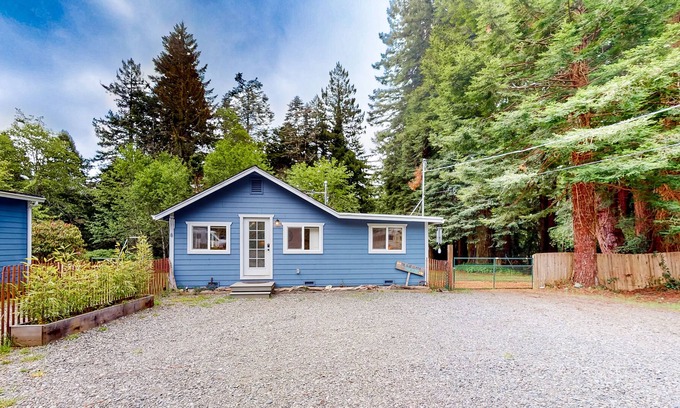 Trinidad Maison | Comforting, dog-friendly cottage with yard, forest views, kitchen & washer/dryer