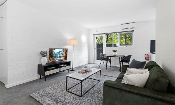 Parkville Appartement | Comfy 1-Bed Apartment with Courtyard Seating