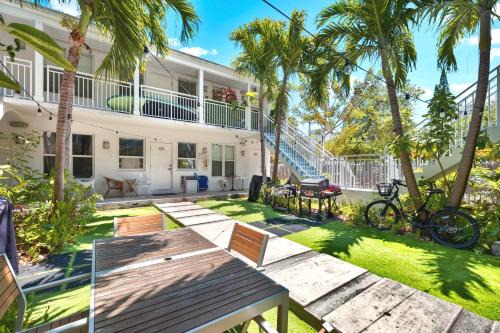 West Avenue Appartement | Comfy 1BR in Miami Beach's Heart w BBQ zone