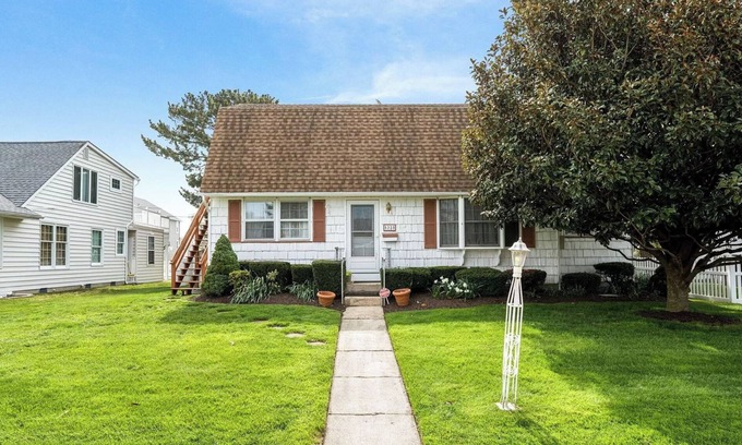 South End Maison | Comfy 2-brm house with porch, big yard in peaceful south Ocean City. Sleeps 6.