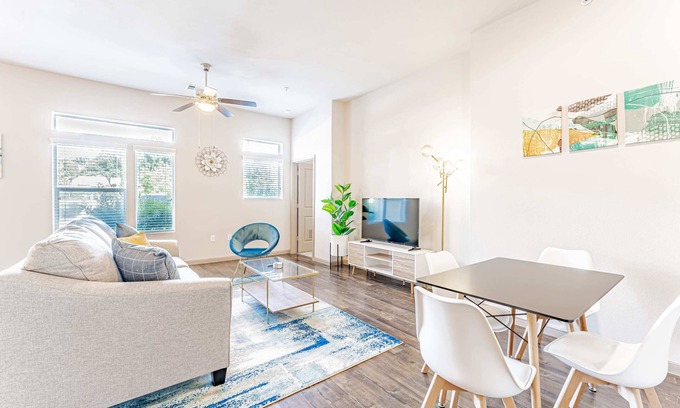 Pleasant Valley Appartement | Comfy 2BR king suite, fast WiFi, 8 min to Downtown