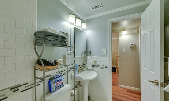 Nacogdoches Appartement | Comfy 2BR Retreat, Walk to SFA, Children & Pet-Friendly + Superhost Clean