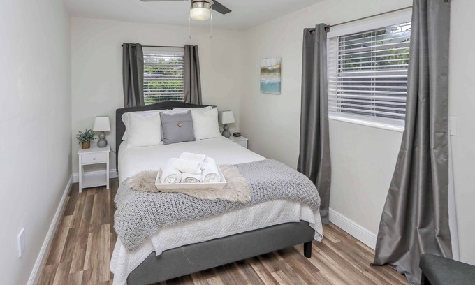 Coral Terrace Appartement | Comfy 3-bed Apt, Private Entry, Mins to Downtown
