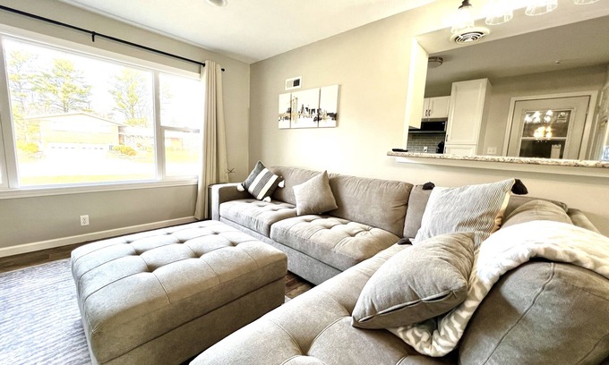 West Lafayette Maison | Comfy 3Bd House with Arcade, Ping Pong, Fire Pit, Walk to Purdue, Golf, Sports!
