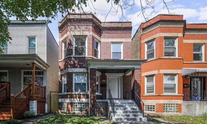 Greater Grand Crossing Maison | Comfy 4 bedroom Apartment in the center of CHICAGO! 15 mins from Downtown!