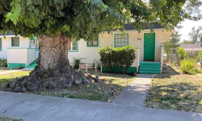 Mountain Home Appartement | Comfy Abode, pet friendly 3 bedroom apartment in Mountain Home with WiFi and AC.
