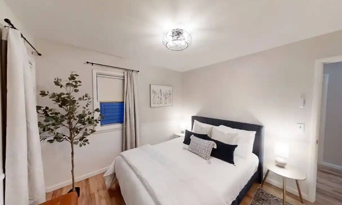 Norwich Maison | Comfy and Cozy Cape style home, newly remodeled throughout!