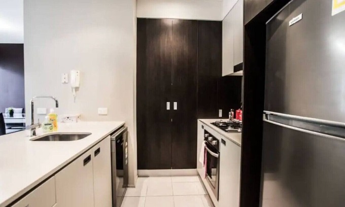 Kensington Appartement | Appartement confortable, à côté d'une aire de jeux et d'un espace barbecue et à 3 arrêts de train du CBD!