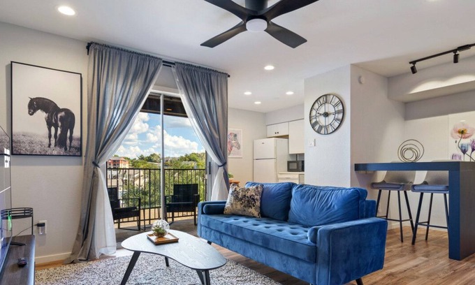 Riverside Appartement | Comfy ATX Apt | Balcony + Smart TV + Free Parking
