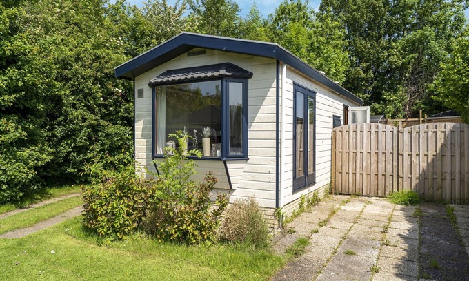 Blokzijl Maison | Comfy chalet in Blokzijl with waterside garden