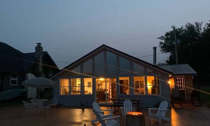 Shipshewana Maison | Comfy & Cozy Lakefront Cottage