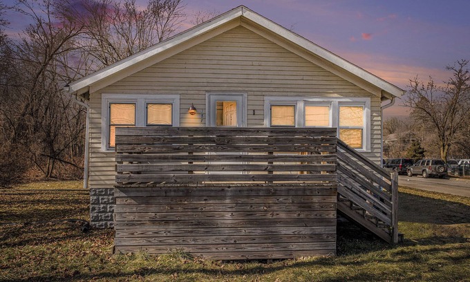 Kalamazoo Appartement | Comfy Craftsman Full 2 Bed Apartment w/ Modern Luxuries