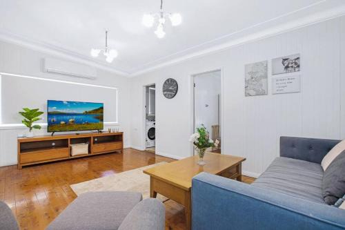 Kingsgrove Maison | Comfy Family Home @ Kingsgrove Sleeps 7 with 2 Bathrooms & Parking