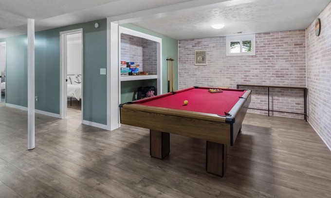 Millard Maison | Comfy Family & Kid Friendly Home - Near I-80 w/ Pool Table & Outdoor Patio