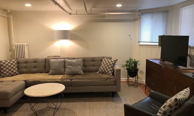 Lakewood-Balmoral Appartement | Comfy Garden Suite in Andersonville