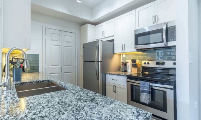 Irving Appartement | Comfy King 1BR | Pool, Gym & Free Parking 05