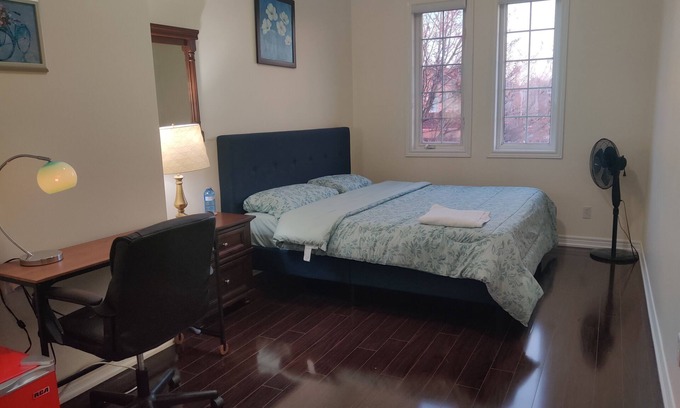 Meadowvale Village Maison | Comfy King size Bedroom in Mississauga near Toronto Pearson Airport.