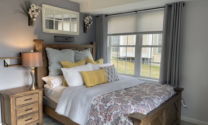 Laconia Copropriété | Comfy lake condo, great location to swim, boat, hike, ski & more!