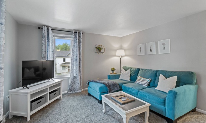 Portage Appartement | Comfy Nook- 2Bed w/WiFi, 5 Miles from Cascade Mountain