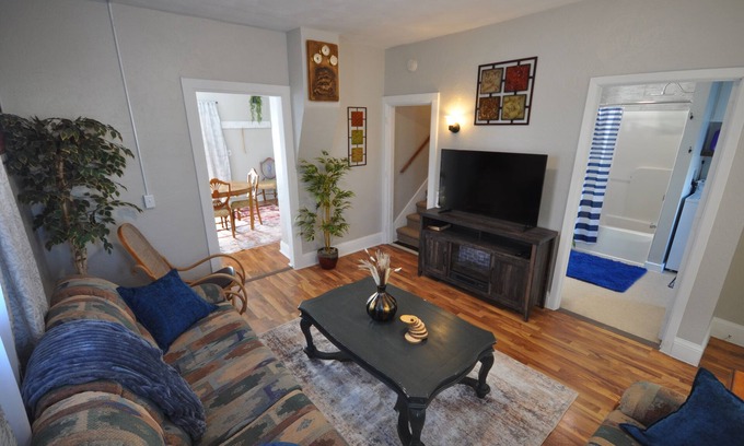 Mankato Maison | Charming Rustic Retreat 2 blocks from Mayo Hospital and Bethany College.