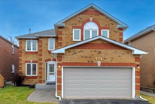 Orangeville Maison | Comfy & Spacious 4BR Family Home with Free Parking, Laundry, BBQ! 10 Min Walk to Headwaters Hospital, 5 Min Drive to Mount Alverno Luxury Resorts, Ideal for Medical, Vacation or Work Stays!