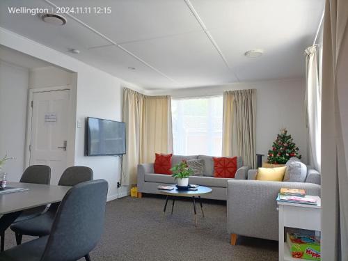 Johnsonville Maison | Comfy & Sunny home in Wellington-3 Heat Pumps