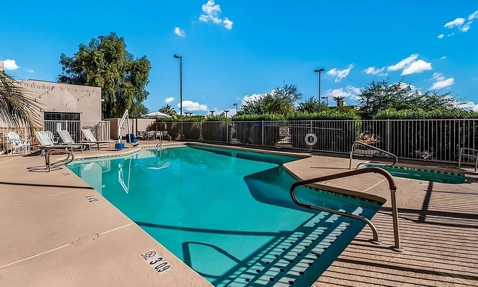 Palm Valley Hôtel | Comfy Unit for Business Travel, Free Parking, Breakfast