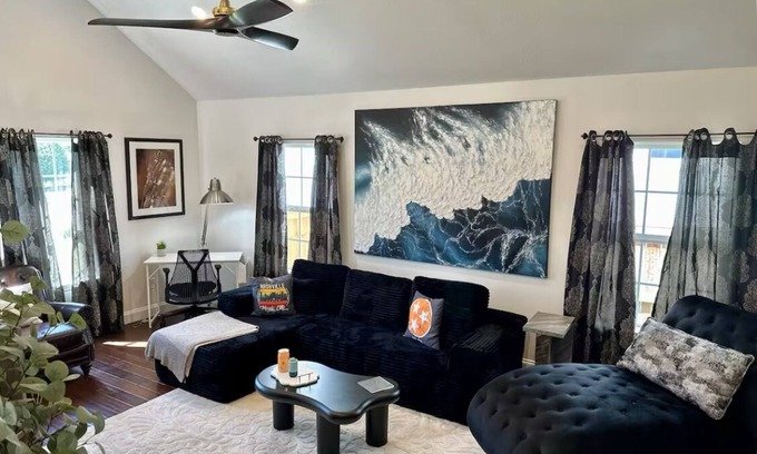 Buena Vista Maison | Comfy Walkable Downtown Nashville Home/Private Fences Yard - 3 Bedrooms 1 Story
