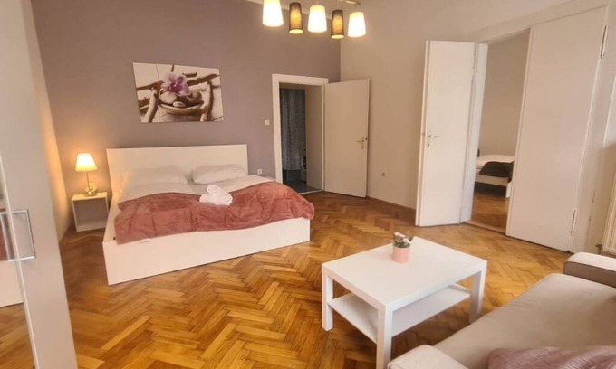 Landstrasse Appartement | Commodious 3BR Apt. Ideal for Families and Friends