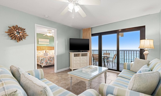 Lower Grand Lagoon Copropriété | Commodore 702 – 1BR Beachfront Condo with Balcony and Amazing Views