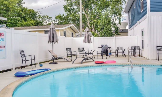 Rehoboth Beach Appartement | Community Pool Access: Rehoboth Beach Unit!