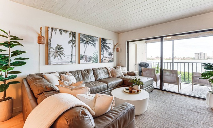 Palma del Mar Copropriété | Community Pool & Pier: Bayfront Isla Del Sol Condo