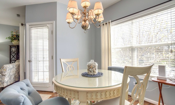 Lewes Appartement | Community Pool & Private Balcony: Chic Lewes Gem