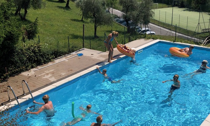 Azzano Appartement | Vue sur le lac de Côme depuis l'oliveraie, le balcon et la piscine