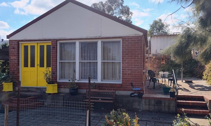 North Bendigo Maison | Compact Bungalow in a peaceful, serene garden.