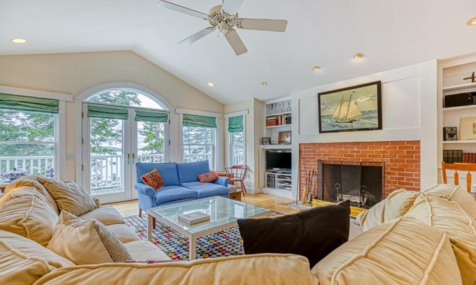 Seal Cove Maison | Compass Rose