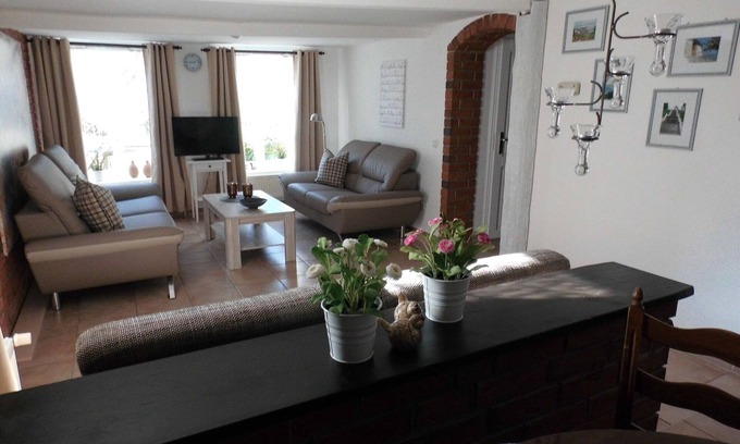 Altefaehr Maison | Complète rez-de-chaussée de la maison pour deux familles dans les plaintes récentes station balnéaire Altefähr